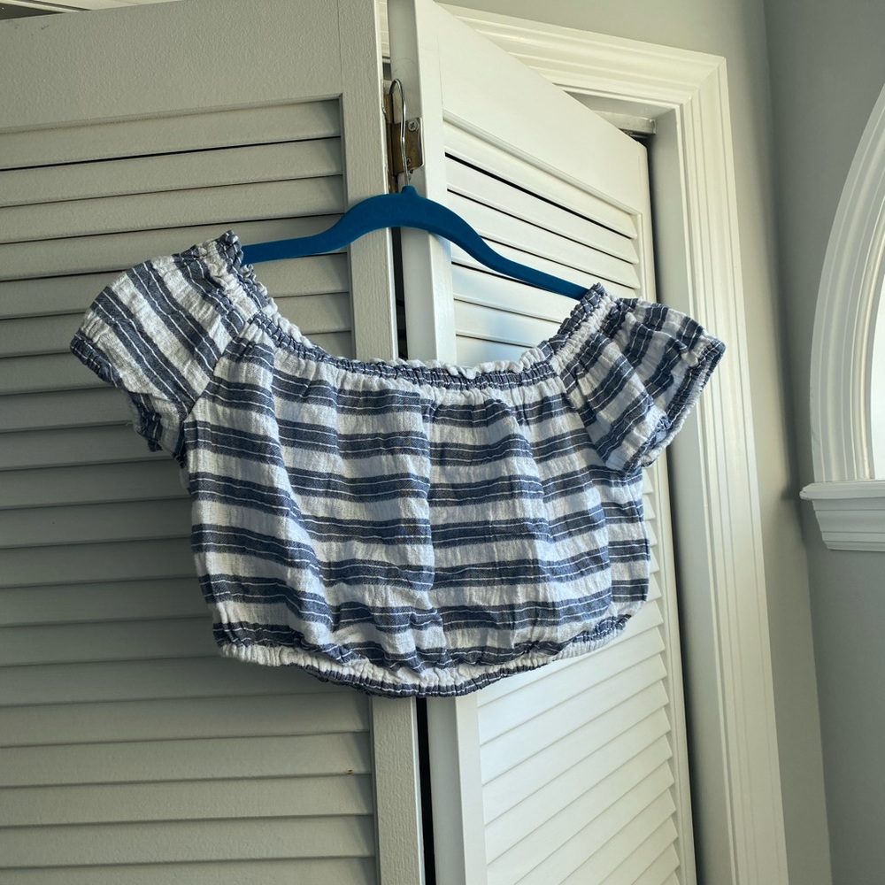 American Eagle blue and white linen style material crop top